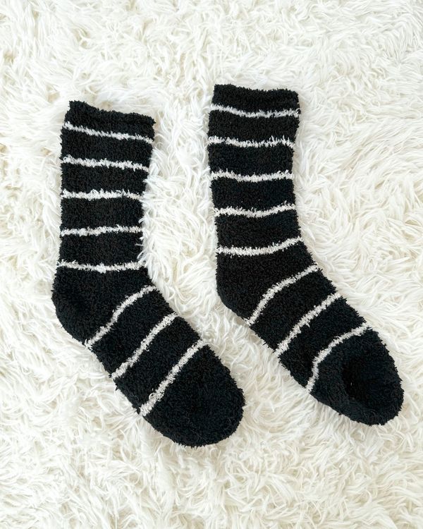 Black Oat Stripe Bia Fuzzy Yarn Socks