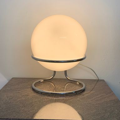 Vintage Space Age Tischlampe mit Chromgestell und eingelegter Glaskugel