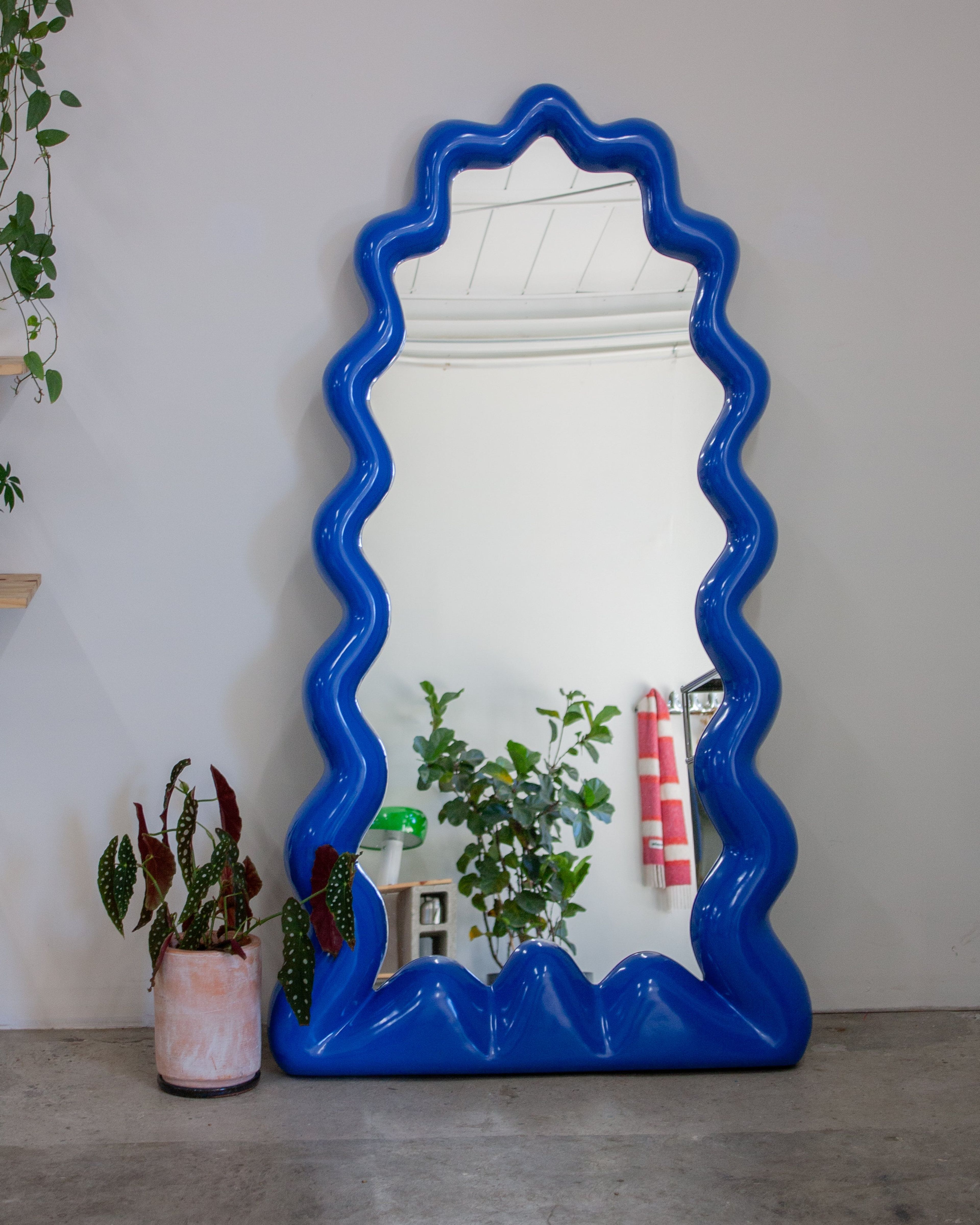 Wavy Floor Mirror | Modern Full-Length Standing Decor