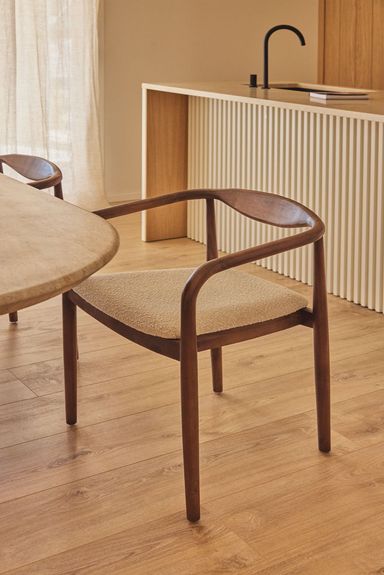 Chaise de salle à manger en bois d'acacia et tissu bouclé Mallory