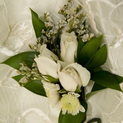 Member's Mark Wedding Collection White, Corsage & Boutonniere (12 ct.):- 12