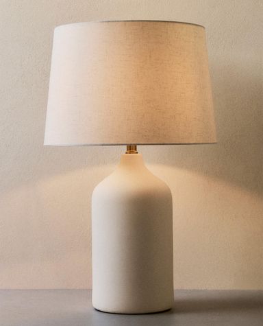 TISCHLAMPE MIT WEISSEM KERAMIKFUSS